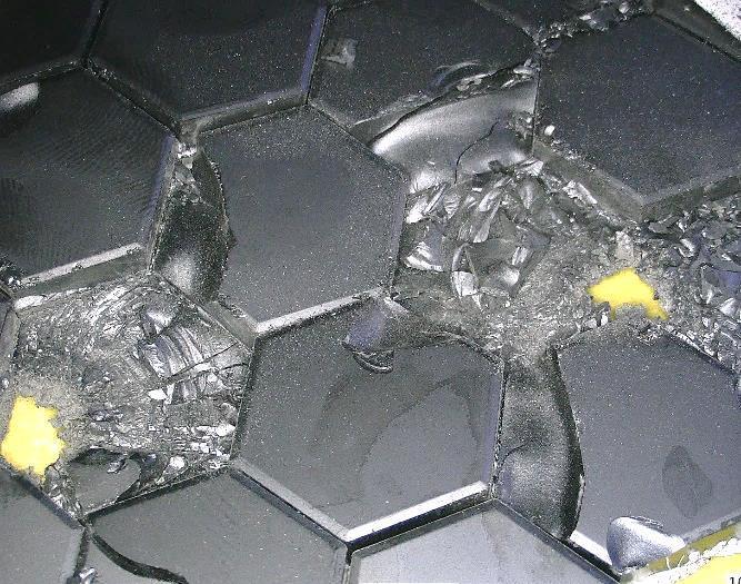 Uzyskana w ten sposób informacja o przebiciu, wraz z wizualnymi oględzinami obszaru zniszczeń czołowej warstwy ceramicznej, stanowi podstawę oceny zdolności ochronnej pancerza. 2.
