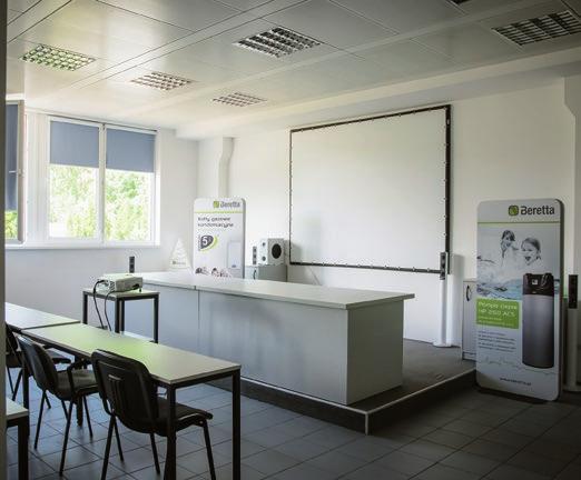 Instalator uczestniczy w zajęciach teoretycznych związanych z zagadnieniami dotyczącymi kotłów gazowych, doboru ich do potrzeb budynku, czy też ustawiania odpowiednich parametrów pracy.