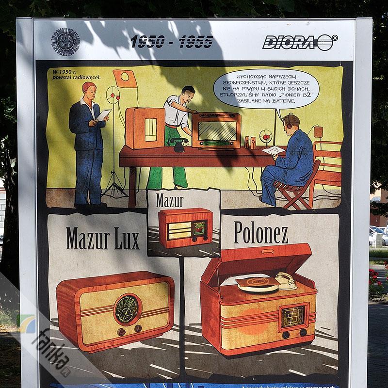 Tablica 7. 1950-1955 W 1950 r. powstał radiowęzeł. Spiker czyta Wychodząc naprzeciw społeczeństwu, które jeszcze nie ma prądu w swoich domach, stworzyliśmy radio Pionier B2zasilane na baterie.
