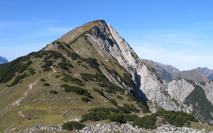 to jedno z najrozleglejszych pasm wapiennych w Austrii. Wznoszą się na północ od doliny rzeki Inn i bezpośrednio nad Innsbruckiem.