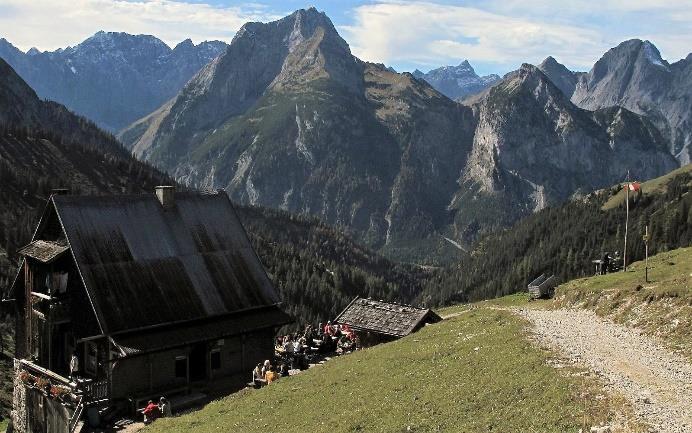(680) Długość trasy 15 km, czas przejścia około 9 godzin II Leogang Ullachtal (950) Hochtor (1900) Passauer Hütte (2050) Saallachtall (680) Długość trasy 11 km, czas przejścia około 6 godzin