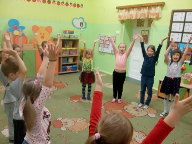 Wiele czasu poświęciłam na naukę ustawiania w rożne formacje taneczne: szereg, rząd, pociąg, triady, duety, nożyce, karuzela, które później wykorzystałam w opracowywaniu scenicznym tańców i piosenek.