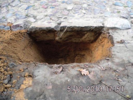 Pod krawężnikami dokonano miejscowej wcinki na głębokość ca 20 cm pod nawierzchnię drogi w celu stwierdzenia rodzaju podłoża pod nawierzchnią.