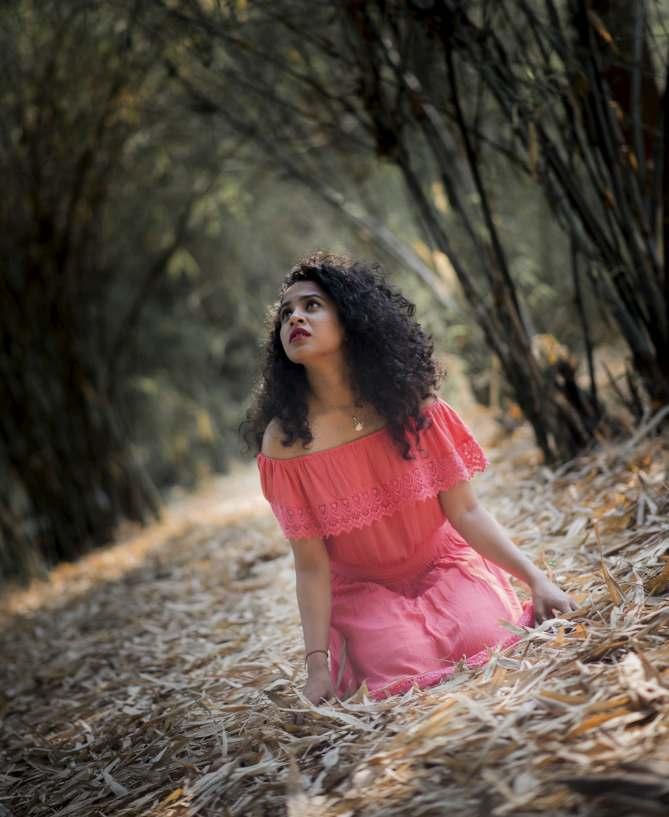 6 'Ihavetodecodethemissingessence'. Thinkingaloud,Amayrasteppedoutofher smallworldandsetoffonherjourneyoflife. Whatshedidseewasthateveryonewas running.