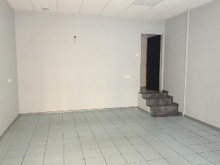 (pomieszczenie biurowo-magazynowe), 5,46 m 2 (łazienka i korytarz), 19,85 m 2, 4,50 m 2 Na parterze różne poziomy podłogi; do piwnic prowadzą strome schody stalowe/ażurowe.