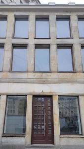 Adres: ul. Żurawia 1A, pl. Trzech Krzyży 7 pozycja na liście konkursu: nr 12 parter, antresola, I piętro, front, wejście z ulicy Obręb/działka: 5-05-02 / 135; 136 132,60 m 2 selektywnie (min.