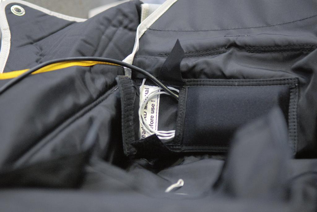 5. Instalacja b) Kabel panelu sterowania Gruby kabel panelu sterowania układaj zawsze jako drugi na już skręcony cienki kabel.