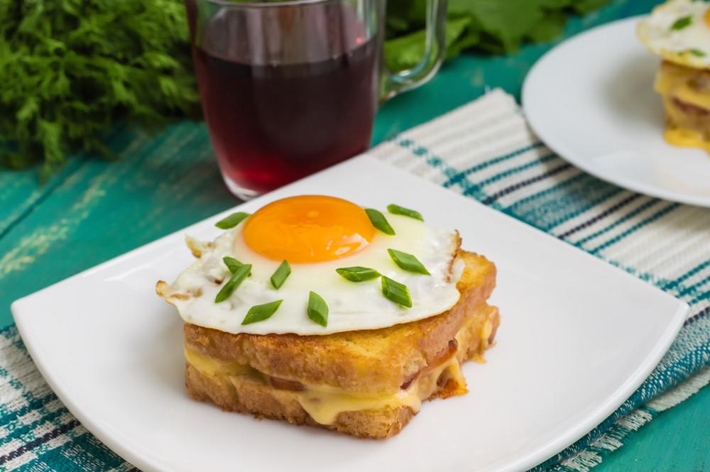 Tost francuski z serem i szynką oraz jajkiem sadzonym Osób: 1 Czas: Do 15 min Tost francuski to oryginalne i pyszne śniadanie. Bardzo sycące ale także szybkie w przygotowaniu.