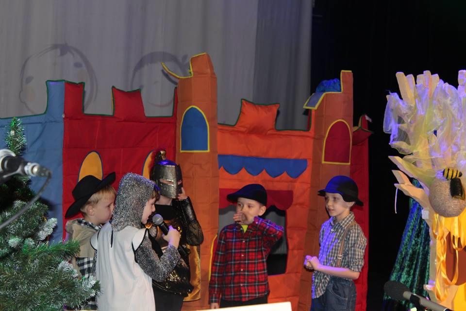 Edukacja przez teatr Poza rozwijaniem wszelkich uzdolnień naszych wychowanków, Przedszkole realizuje szeroko pojętą edukację teatralną.