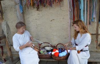 ściętą oraz zapoznanie się ze średniowiecznym krojem pisma, dekorowanie papieru pieczęcią lakową z logo Osady Nauki tańca średniowiecznego Lalek motanek - wykonywanie średniowiecznych lalek szczęścia