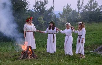 ) Średniowieczne harce i psoty - do wyboru zabawy: strzelanie z łuku, razem w drogę - wieloosobowe narty, przeciąganie liny, mydlane olbrzymy, wieloosobowa skakanka, mamy to w pamięci, mega