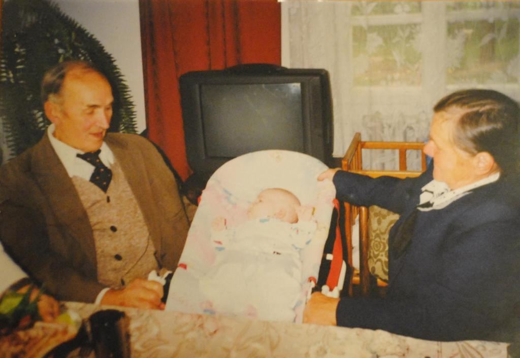 Dziadek z moją Babcią i siostrą Agatą. (Starszą ode mnie 3 lata.) W 1963 r.