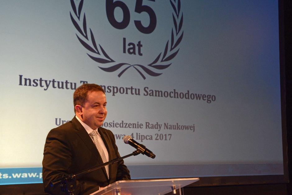Transport Samochodowy 2-2017 W Instytucie zrealizowano szereg innowacyjnych, a nawet można śmiało stwierdzić przełomowych dla transportu projektów badawczych, jak chociażby: międzynarodowy projekt