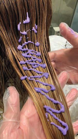 INSTRUKCJA STOSOWANIA 1 2 3 4 UMYJ włosy szamponem TREAT NATURTECH SHAMPOO. SPŁUCZ dokładnie i osusz ręcznikiem. NAŁÓŻ produkt i pozostaw na włosach przez zalecany czas.