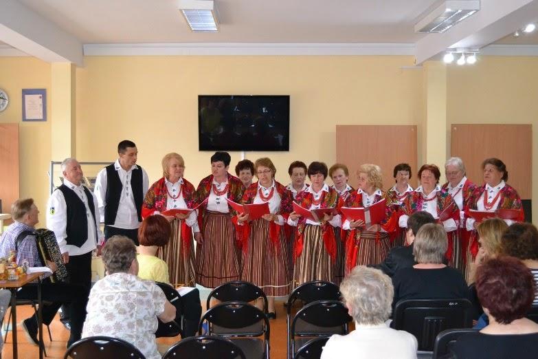 Druga część folklorystycznego spotkania to prezentacja mieszkanek naszej Gminy, których sylwetki