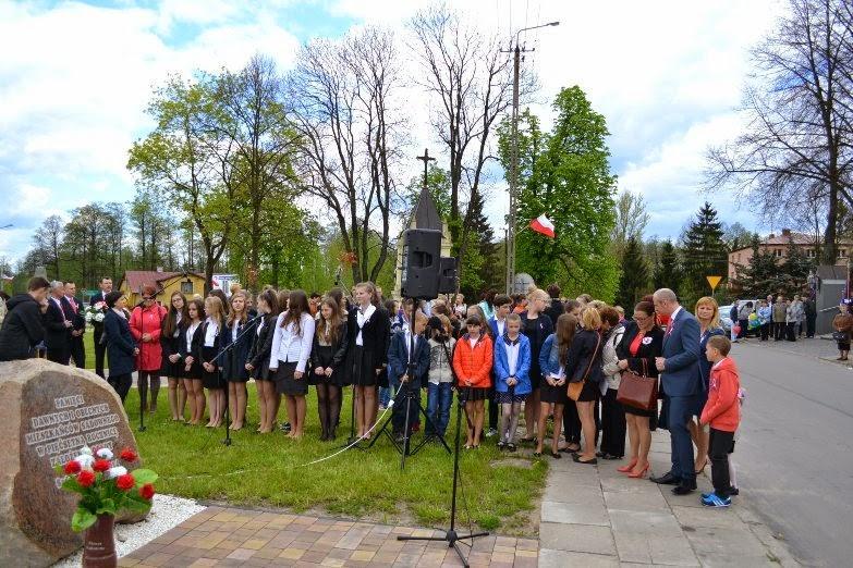Dzieci ze szkół podstawowych w Grabinach i Sadownem wierszem i piosenką uczciły akt konstytucyjny.
