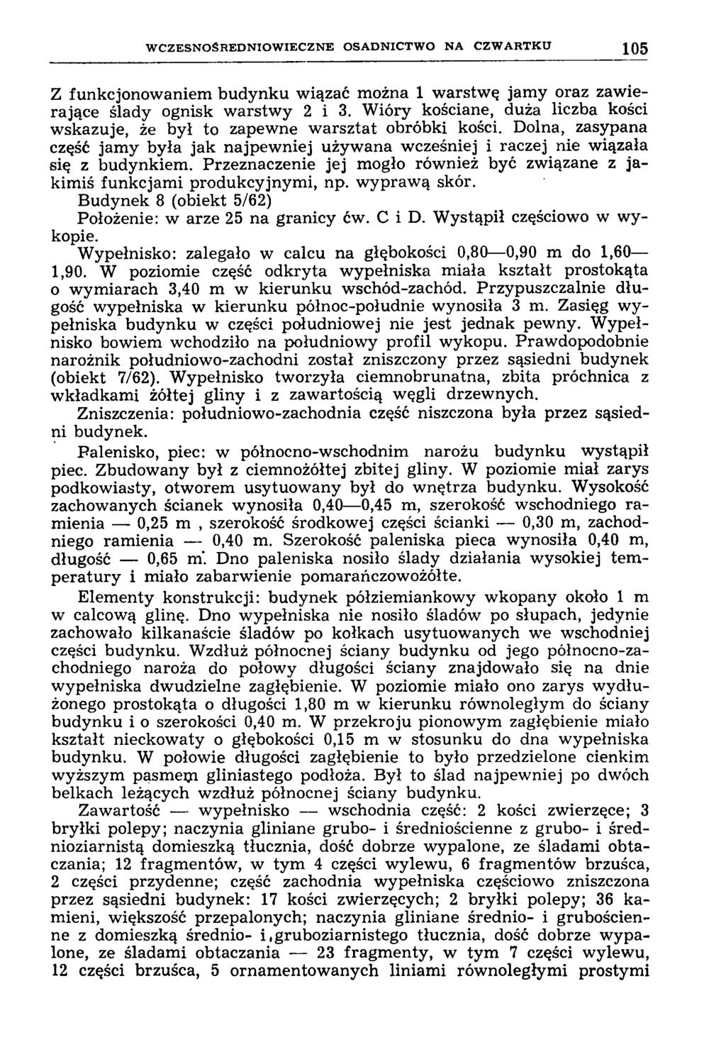 W C Z E S N O Ś R E D N IO W IE C Z N E O S A D N IC T W O N A C Z W A R T K U 105 Z funkcjonowaniem budynku wiązać można 1 w arstw ę jam y oraz zawierające ślady ognisk warstwy 2 i 3.