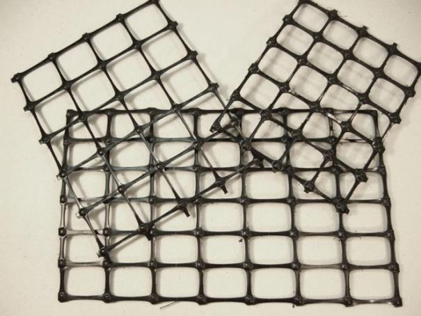 Fot. 3. Geosiatki Geosiatki są zatem materiałami o dużych otworach zwanych oczkami, których rozmiary mieszczą się zazwyczaj w zakresie od 10 do 100 mm.