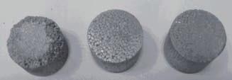 Ocena możliwości otrzymywania nanomodyfikatorów do stopów aluminium... Rys. 33. Próbki cylindryczne (prasowane na zimno) z proszku Al + 160 g K 2 TiF 6 + 75 g KBF 4 Fig. 33. Cold pressed cylindrical specimens of powdered Al + 160 g K 2 TiF 6 + 75 g KBF 4 Rys.