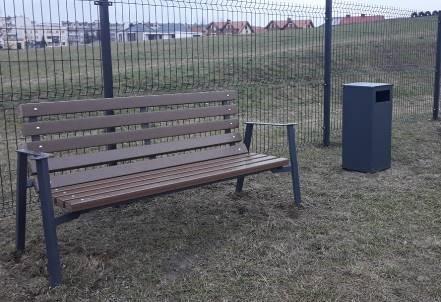 posadowienia w gruncie i zalania betonem klasy C12/15 lub zamontowaną bezpośrednio do betonowego prefabrykatu, pozostałe elementy metalowe malowane proszkowo. 7.