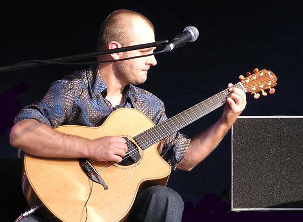 Tommy Emmanuel z zaciekawieniem słuchał ich koncertu.