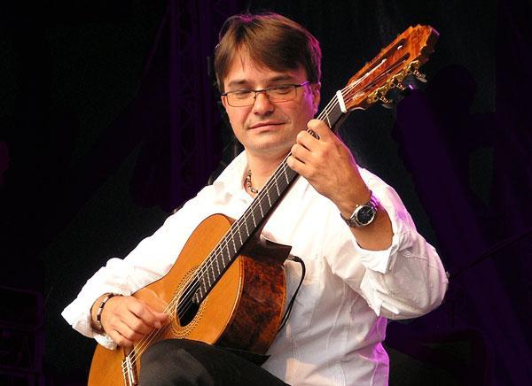 Teraz wystąpi ze swym recitalem Krzysztof Pełech, współtwórca i dyrektor tego festiwalu, zdolny i utalentowany gitarzysta muzyki klasycznej.
