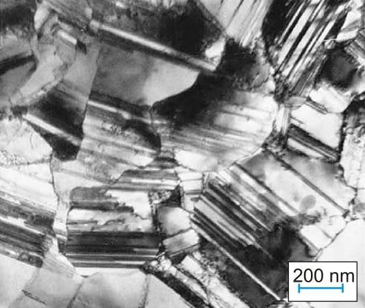 Ewolucja gęstości dyslokacji Zmiany naprężenia w stali Rys. 12. Mikrostruktura miedzi nt-15-cu przed testem relaksacji [12] Fig. 12. Microstructure of the nt-15-cu copper before relaxation test [12] Rys.