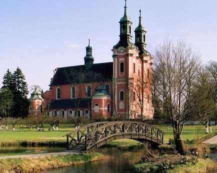 sto zaglądają też do kaplicy z XVIII-wiecznym krucyfiksem. Podobno objęcie go obiema rękoma, potarcie, a następnie dotknięcie chorych miejsc na swoim ciele pozwala uśmierzyć ból.