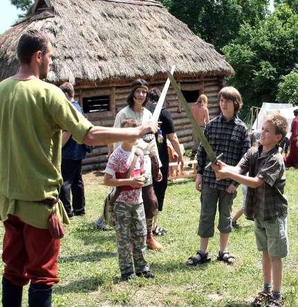95 743 60 32 Rokitno Rokitno stało się filią klasztoru cysterskiego z Bledzewa w 1661 roku, na mocy decyzji ówczesnego opata bledzewskiego, Kazimierza Jana Opalińskiego.