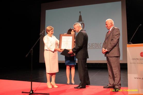 pracowników i osoby współpracujące z muzeum, powitali dyrektor Andrzej Matuszewicz i prezes mazowieckich muzealników Halina Czubaszek.