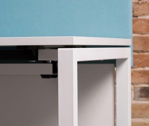 Lightness of distance Lekkość dystansu The form of CS5040 desks and workbenches is not only well thought out and made with utmost care for excellent design.