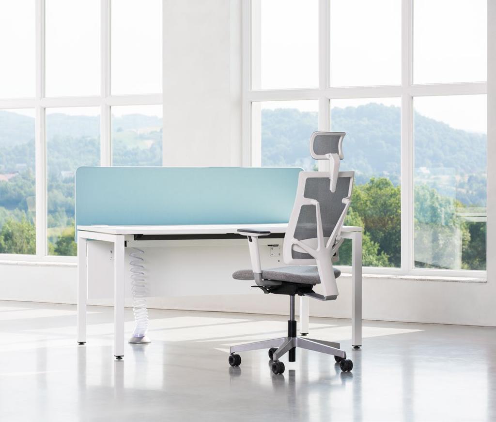 Mark your space Zaznacz swoją przestrzeń The working area shall be comfortable and functional. To make it work, desks can be equipped with upper panels which additionally ensure privacy.