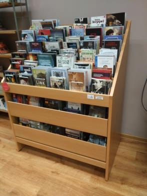 sztalug trójnożnych sosnowych 175 cm do prezentacji prac i wystaw na kwotę 3 249,66 zł b) regału bibliotecznego na kwotę 1 170,00 zł i mebla Malmoe na kwotę 8 769,90 zł do prezentacji nowości i