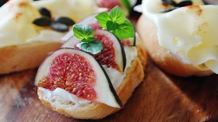 W przypadku restauracji i usług cateringowych (14% odpadów) za główne przyczyny uznano: brak wyboru wielkości porcji,