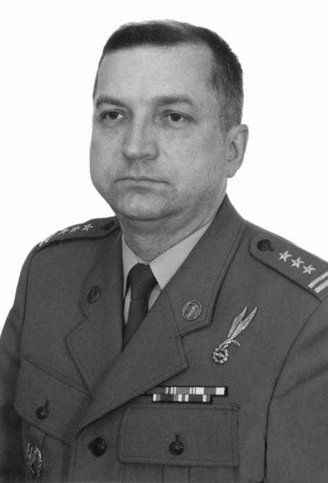 płk Wiesław Mrugała, urodził się w dniu 12 lipca 1958 roku w Włodowicach. W latach 1978-1982 studiował w Wyższej Szkole Oficerskiej Wojsk Zmechanizowanych im.