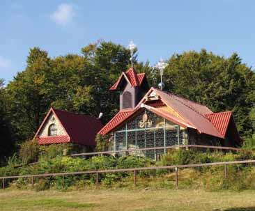 Obiekty kulturowe Groń Jana Pawła II Szczyt o wysokości 890 m n.p.m., do 2004 roku noszący nazwę Jaworzyna. Znajduje się tu, działające od 1932 roku schronisko PTTK, trochę mylnie nazywane Leskowiec.