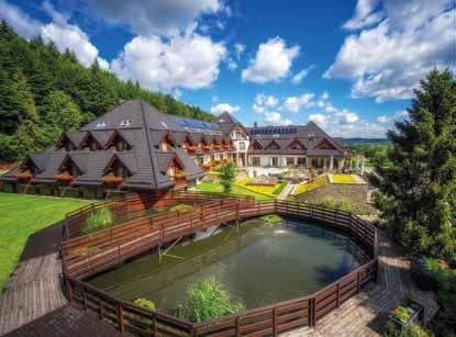 Z ośrodkiem związane są również stok narciarki oraz park linowy.
