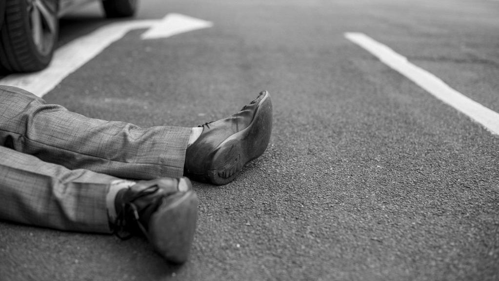 Jak postępować w razie wypadku na drodze? Podróżując samochodem lub innym pojazdem powinniśmy pamiętać o bezpiecznych zasadach jazdy, a w razie wypadku przestrzegać konkretnych reguł postępowania.