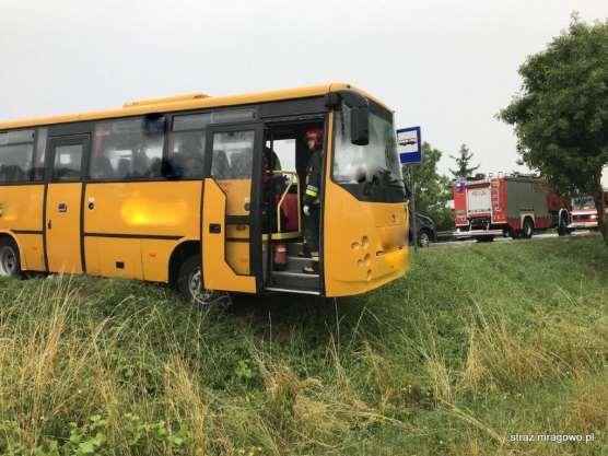 godz. 12.44 Bagienice - droga krajowa 16 - doszło do zderzenia samochodu osobowego z autobusem kursowym. W wyniku zdarzenia autobus stanął w poprzek jezdni, a jego przód zawisł nad przydrożnym rowem.