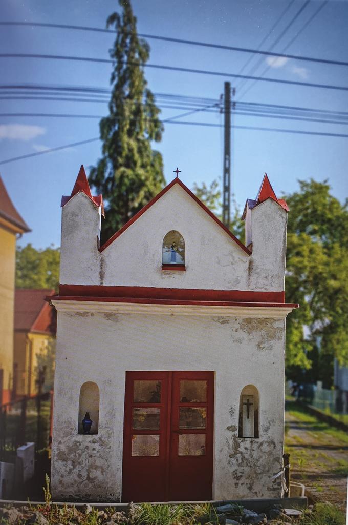 Obok pięknego drewnianego kościoła w Łaziskach usytuowana jest kapliczka z ludowo-barokową figurą św. Jana Nepomucena, postawiona pod koniec XIX wieku. Panna Matylda Nawrat ur.