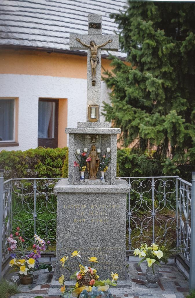 _ Na skrzyżowaniu ulic Powstańców Śl. i Młyńskiej w 1997 roku stanął krzyż ufundowany przez mieszkańców Łazisk z okazji II Peregrynacji Obrazu Matki Boskiej Częstochowskiej.