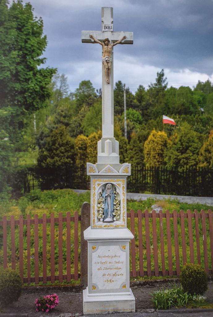 Krzyż na skrzyżowaniu dróg - ulicy Dworcowej z ulicą Powstańców Śląskich.