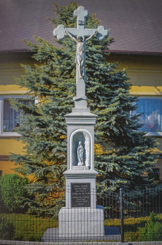 Przy ulicy Wierzniowickiej, niedaleko granicy polskoczeskiej, znajduje się krzyż kapliczkowy na posesji prywatnej.