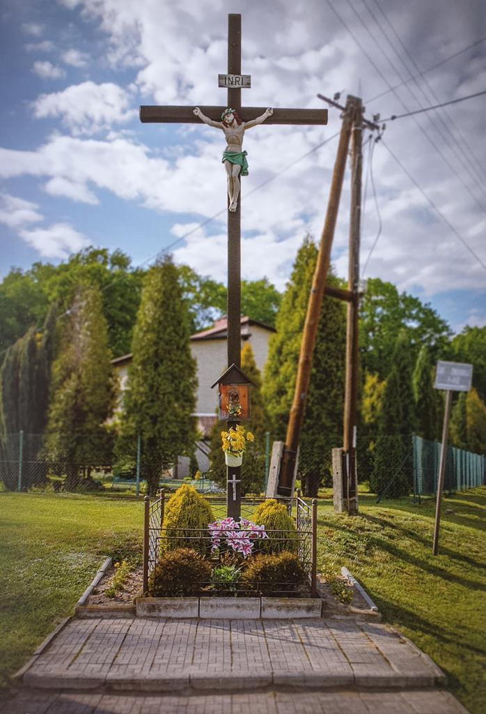 Wyjeżdżając z Łazisk w kierunku Gorzyc, na skrzyżowaniu z ulicą Leśną, stoi duży drewniany krzyż wzniesiony w 2000 roku w miejscu poprzedniego, postawionego prawdopodobnie w 1938