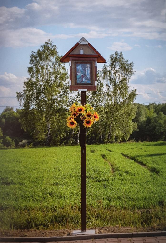 Na samym krańcu Łazisk, jadąc w kierunku Gorzyczek, niedaleko Autostrady Bursztynowej A1, znajduje się kapliczka na wysokim słupku.