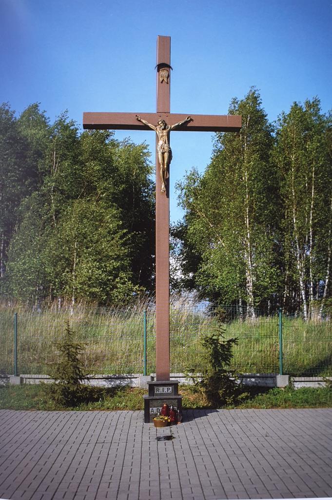 W październiku 2009 roku poświęcono nowy cmentarz w Łaziskach, na którym postawiono duży drewniany krzyż. U podstawy tego krzyża widnieje napis: R.I.P. A.D.