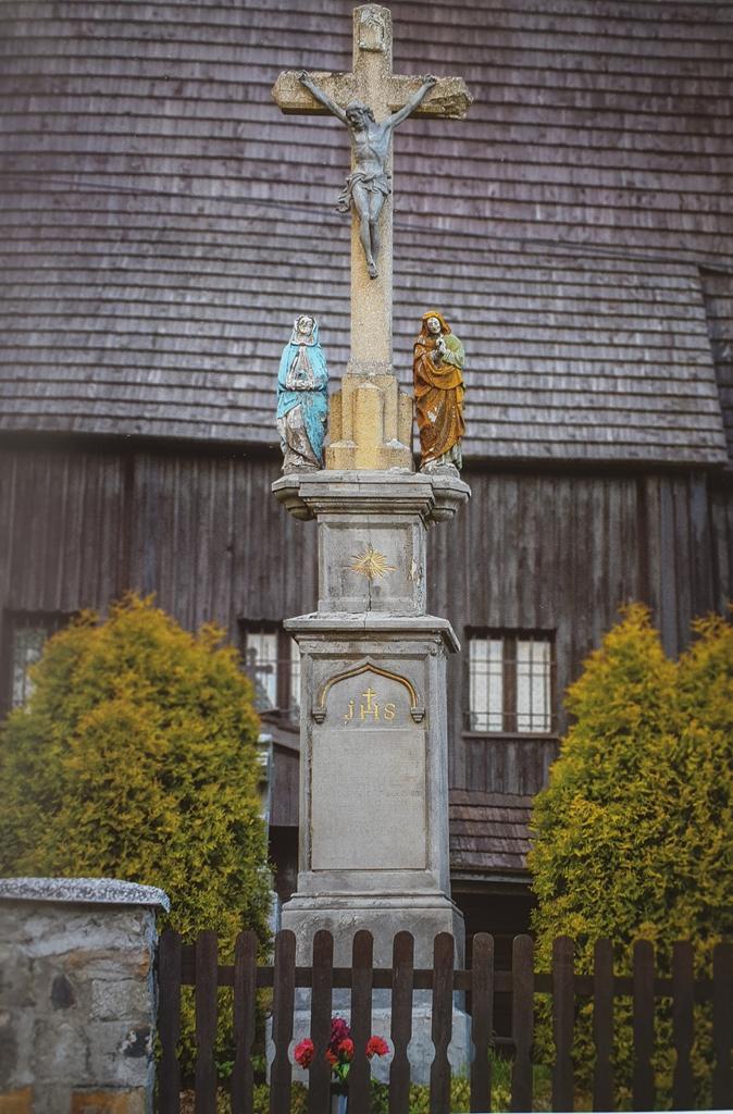 Krzyż jest usytuowany na terenie przykościelnym. Interesująca jest architektura krzyża, odbiegająca nieco od istniejących przydrożnych krzyży.