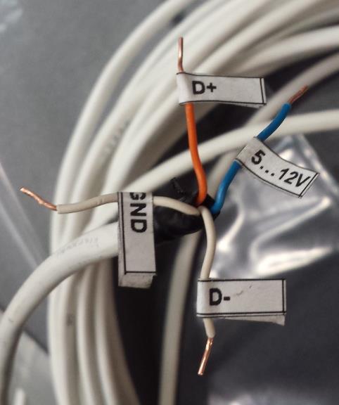 nie prowadzić przewodu łączącego razem z kablami sieci elektrycznej budynku.