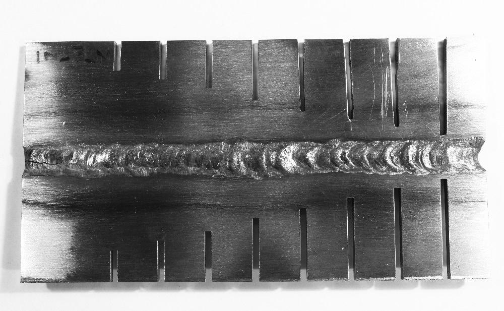 W próbce o grubości 5 mm po przetapianiu i napawaniu (IN_5_P, IN_5_N) zaobserwowano niewielkie pęknięcia, które występowały zarówno przy początku wykonanego przetopienia, jak i w