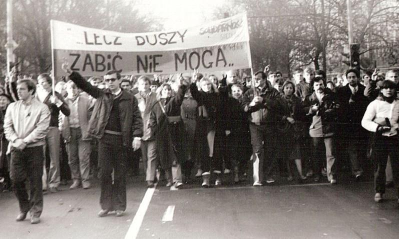 Od 1984 r. władza PRL wzmogła ataki na ks. Popiełuszkę. Od stycznia do czerwca 1984 r. był przesłuchiwany 13 razy.